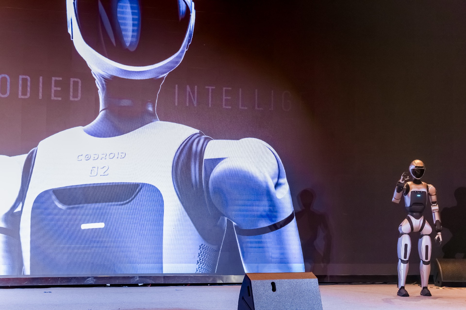 智能体全面进化！埃斯顿酷卓发布新一代人形机器人Codroid 02