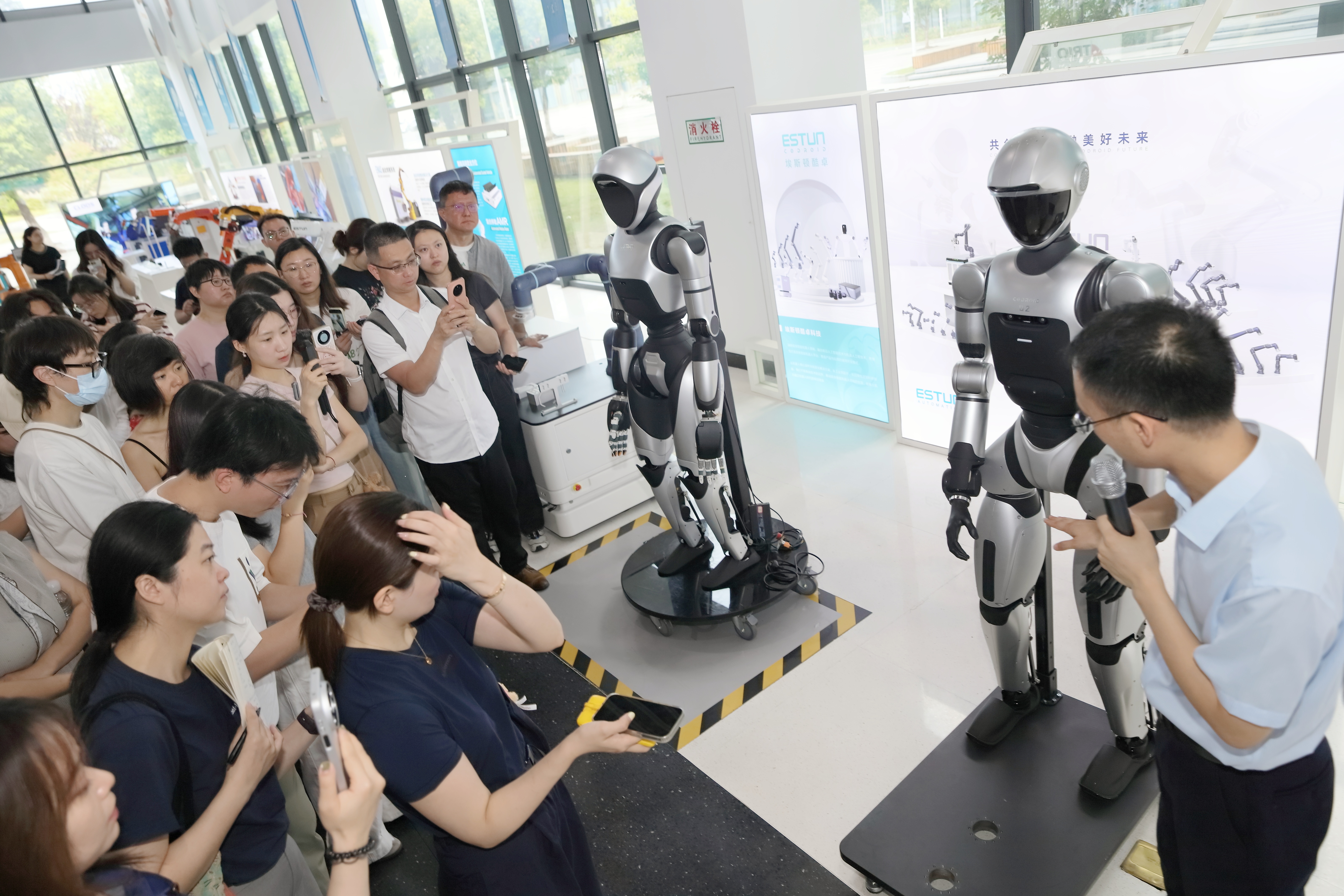 新华社等30家媒体齐聚！“活力中国调研行”走进埃斯顿，聚焦国产机器人硬核创新